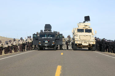 Schwer bewaffnete Polizei bei Standing Rock