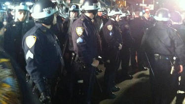 Gepanzerte Polizei bereitet sich vor, Zuccotti Park in New York zu räumen